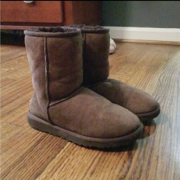UGG Chocolate short style size 5 good condition - Picture 1 of 14